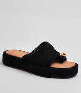 Sandaler med tårem og guld spænde